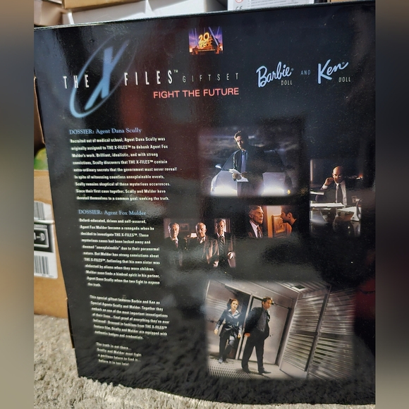 X-Files Barbie - Picture 2 of 4